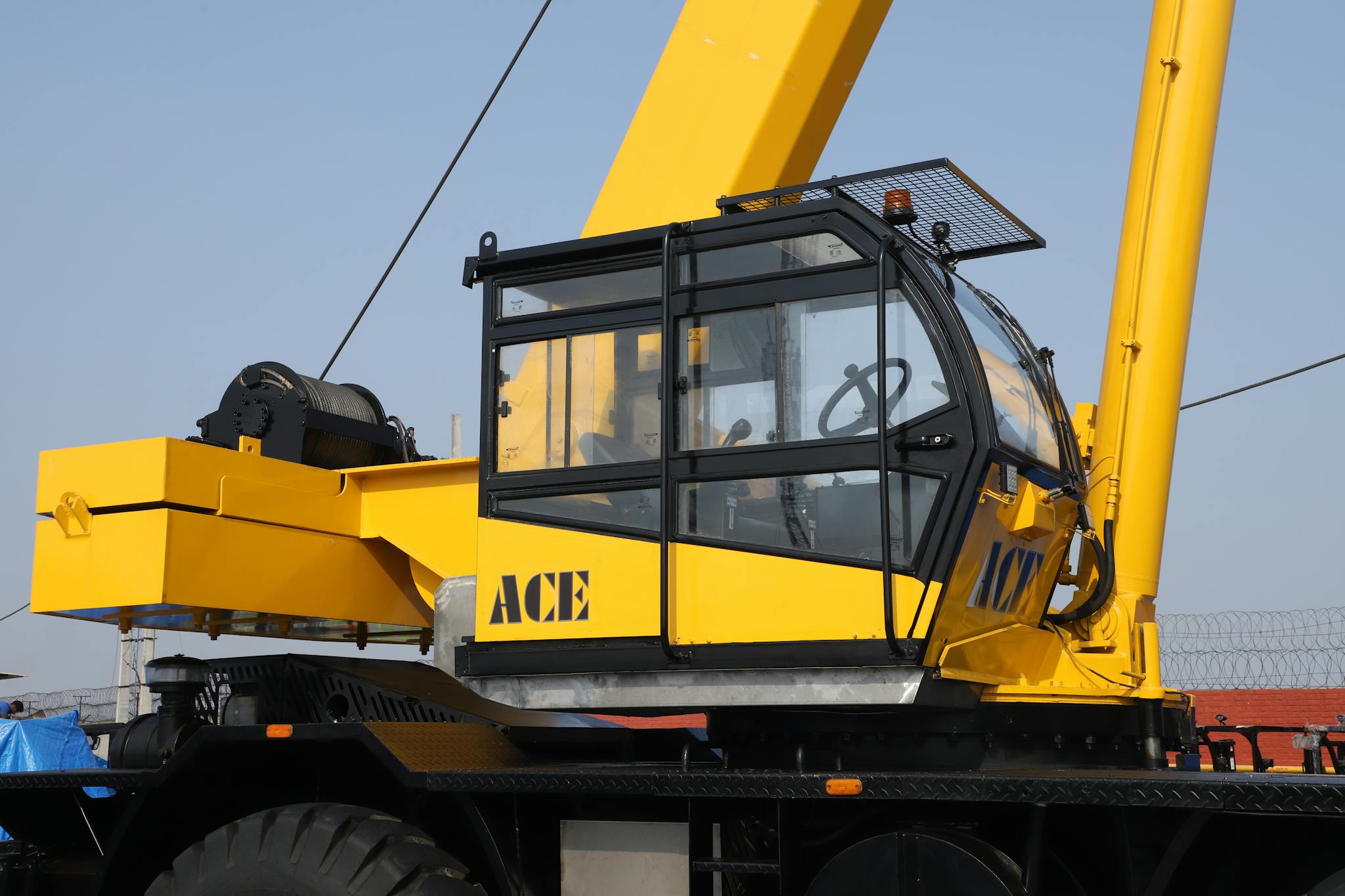 Detailed view of ACE 40XW mobile crane in Faridabad, highlighting its hydraulic system.